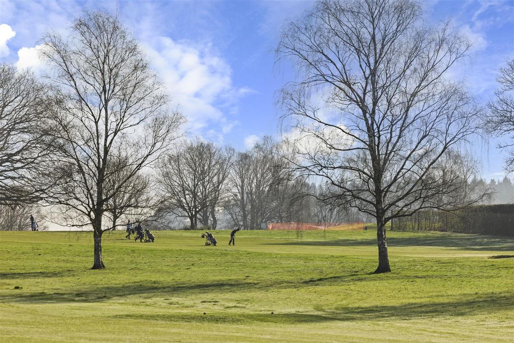 Property photo 3 of 55 Haycorns Blighton Lane The Sands Farnham Gu10 1Pu-