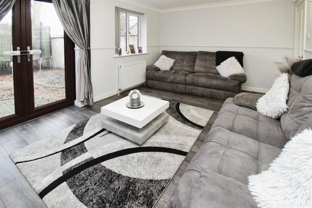 Property photo 3 of 12 Lounge