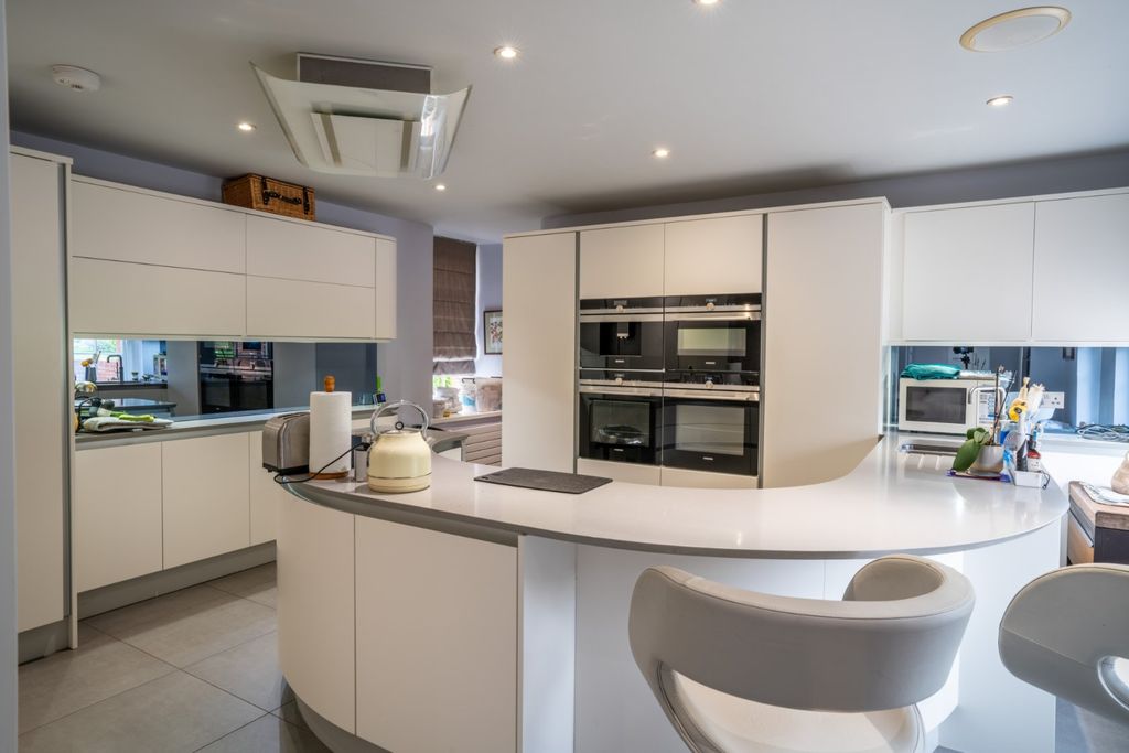 Property photo 3 of 15 Bespoke Kitchen