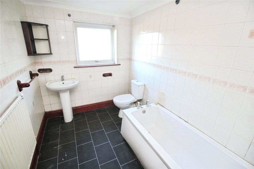 Property photo 3 of 9 Bathroom/Wc