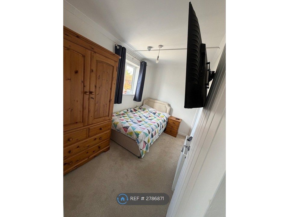Property photo 2 of 8 Large Wardrobe & Drawers