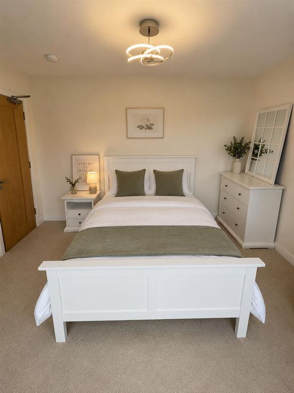 Property photo 3 of 7 Room 2