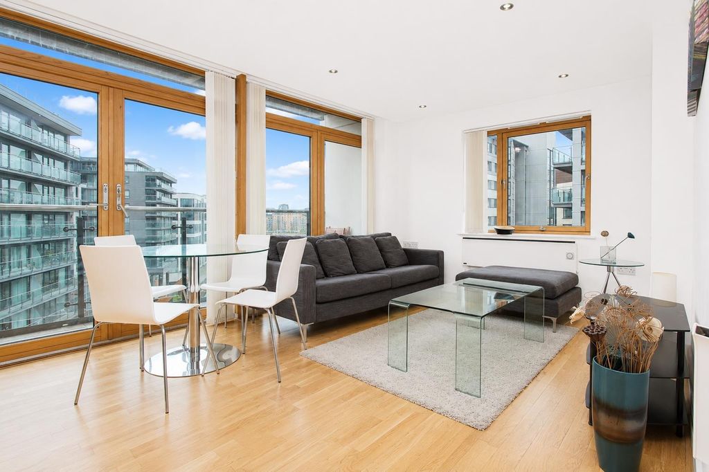 Property photo 1 of 9 Bright Modern Lounge With Floor-To-Ceiling Glass...