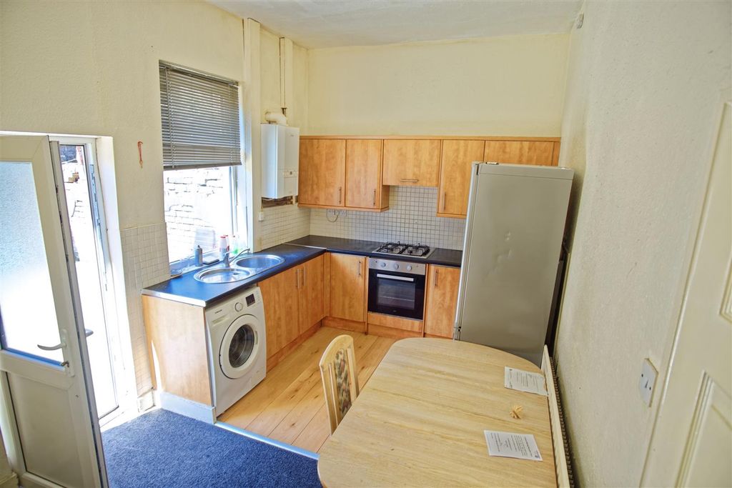 Property photo 3 of 8 Kitchen