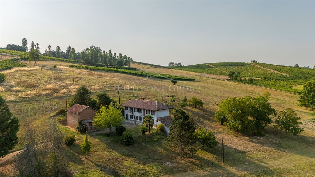 Property photo 1 of 25 Detached House With Garden