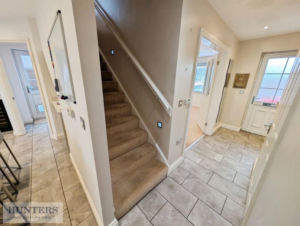 Property photo 3 of 20 Entrance Hallway