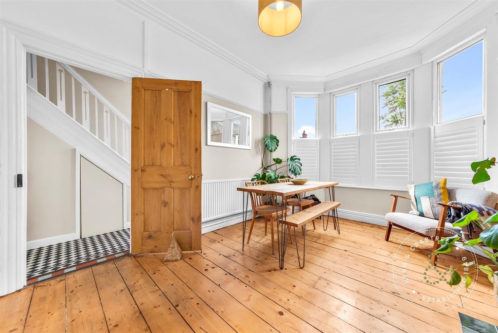 Property photo 2 of 33 Clodien-Avenue-22.Jpg