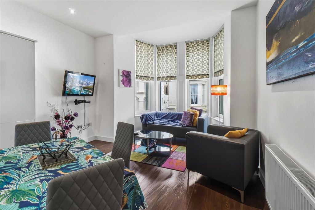 Property photo 2 of 8 Opem Plan Living