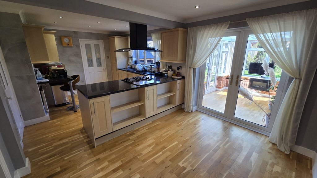 Property photo 3 of 17 Kitchen