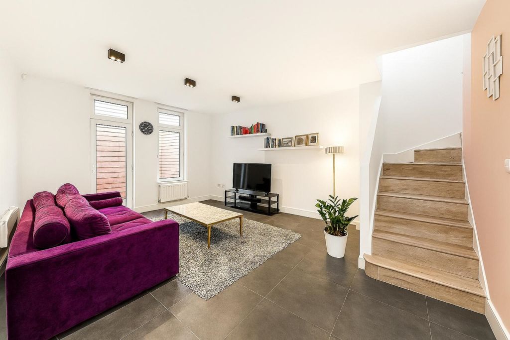 Property photo 1 of 10 Living Room