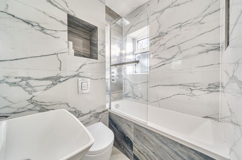 Property photo 3 of 22 1395107-9-695Bbfc...