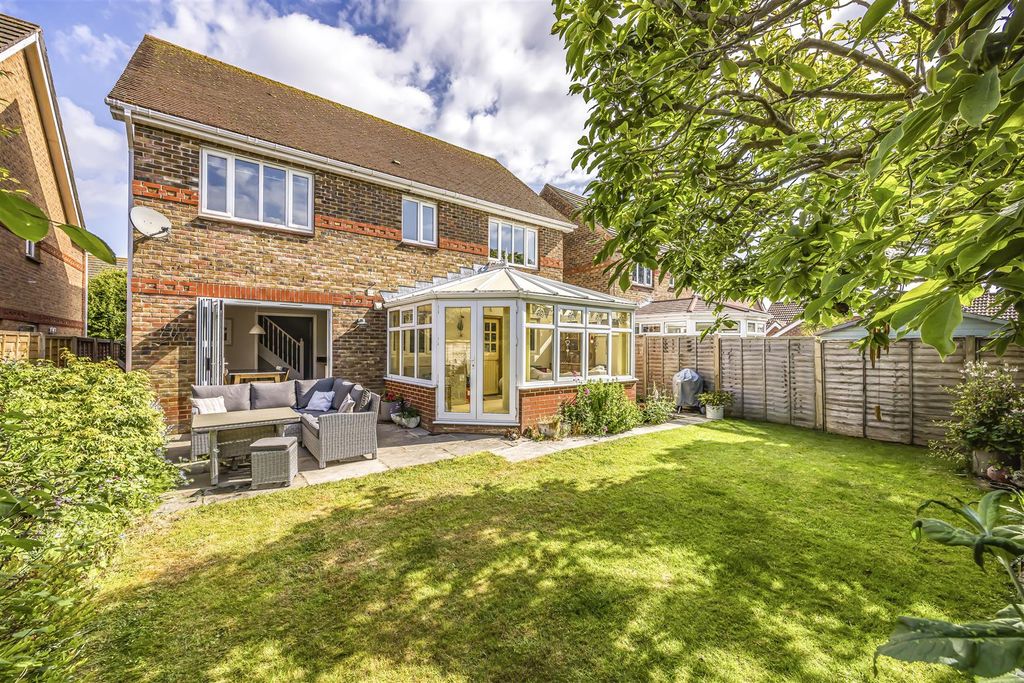 Property photo 2 of 23 22 Fraser Gardens, Southbourne-Porticomarketing-Ne