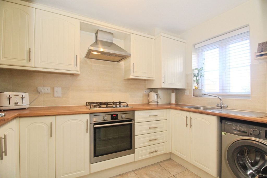 Property photo 3 of 10 Fitted Kitchen