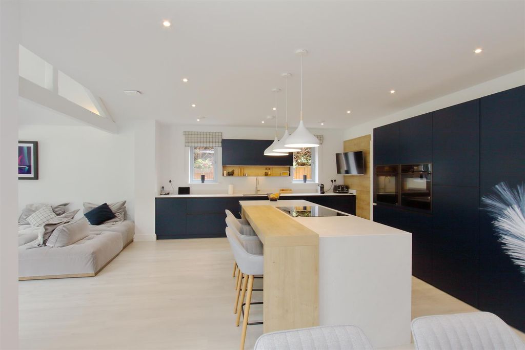 Property photo 2 of 18 Highfield House Ph22.Jpg