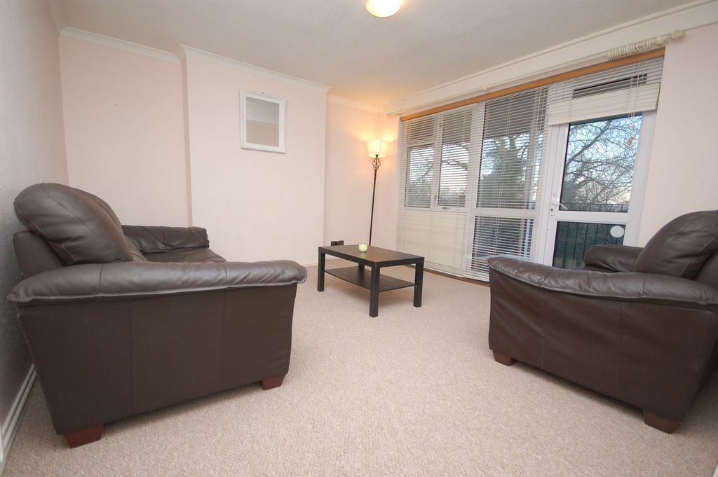 Property photo 1 of 7 Living