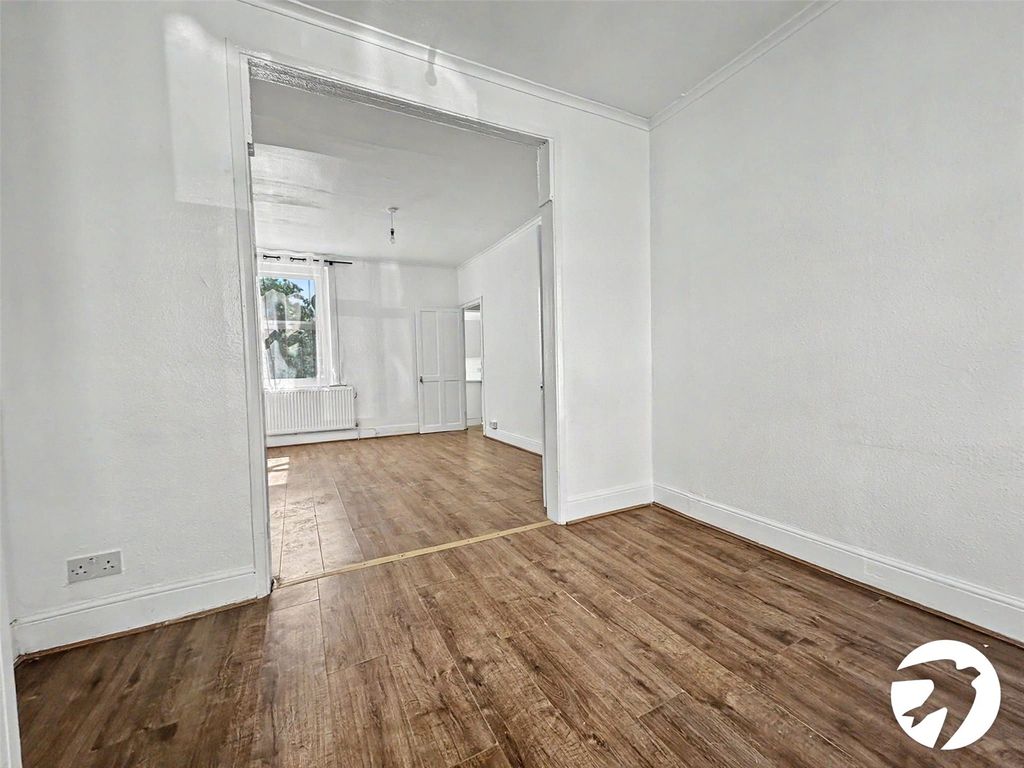 Property photo 3 of 10 Lounge