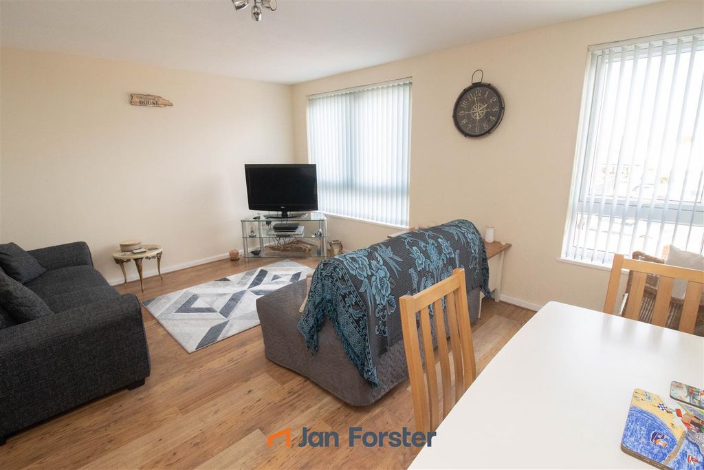 Property photo 3 of 7 Lounge