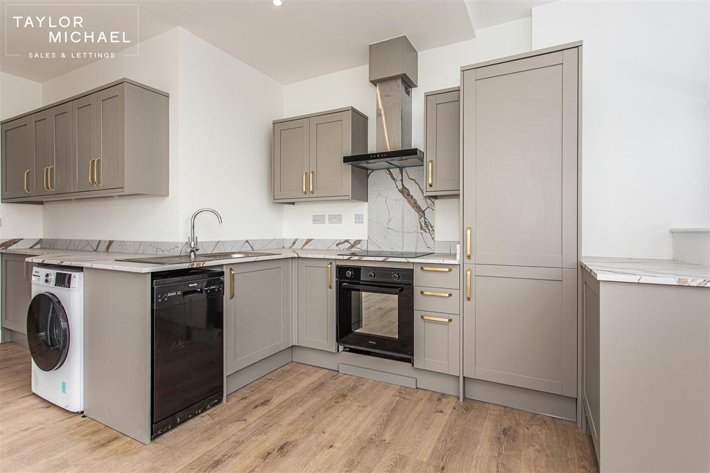Property photo 3 of 14 Kitchen