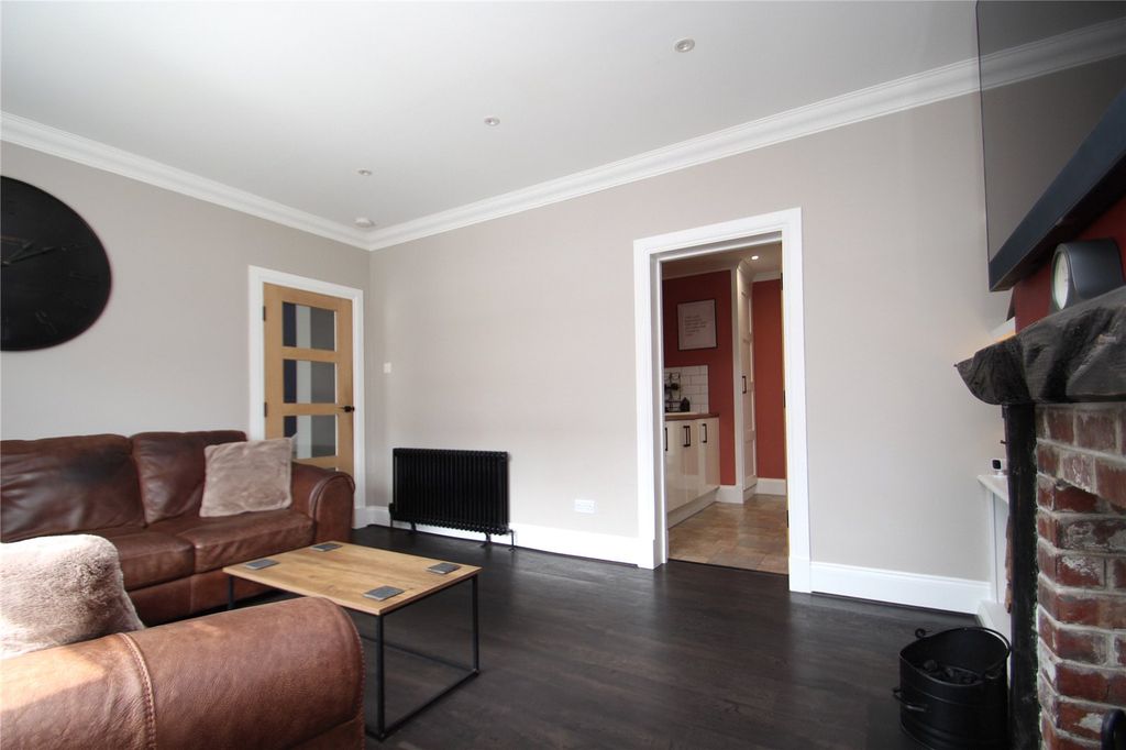 Property photo 3 of 18 Lounge