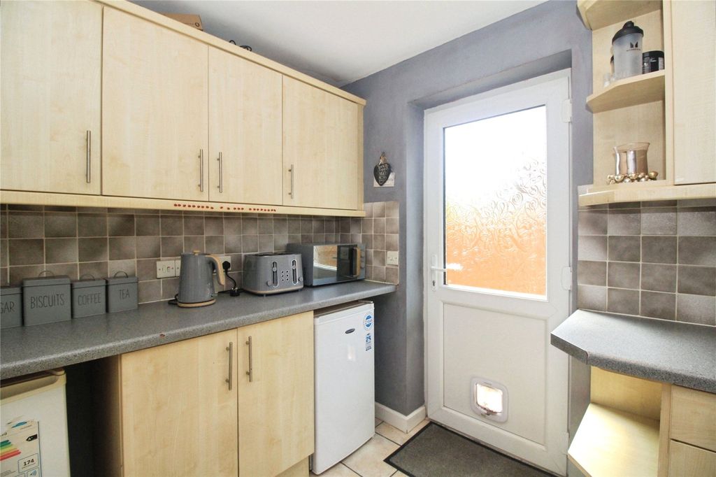Property photo 3 of 15 Fitted Kitchen