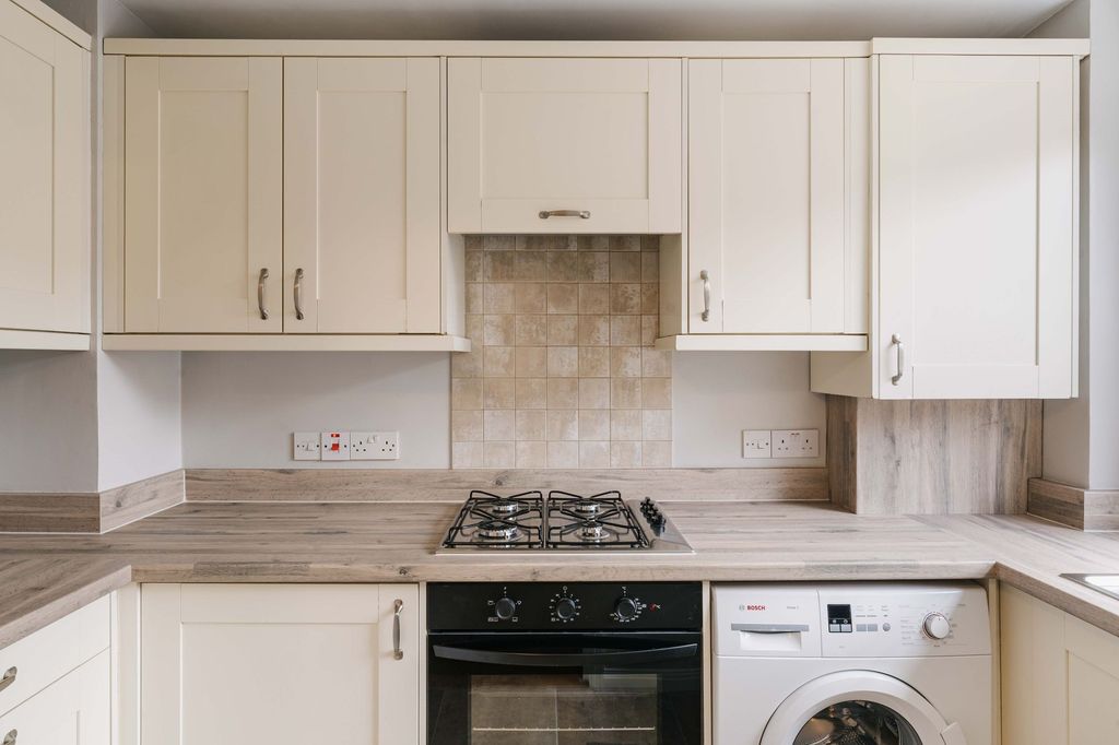 Property photo 2 of 15 Victoria Park Road E9