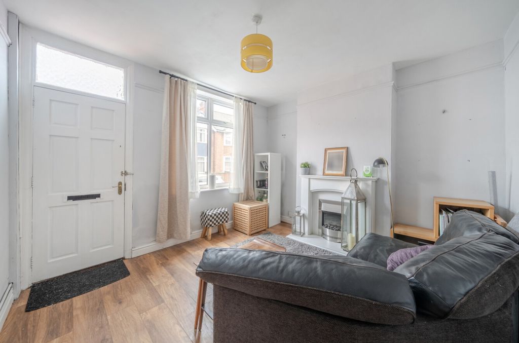 Property photo 3 of 18 1410847-13-698De464E5B61-1