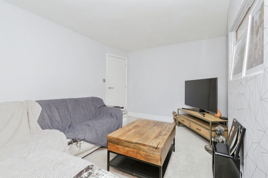 Property photo 3 of 17 Lounge