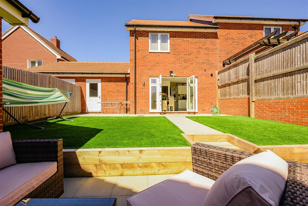 Property photo 2 of 22 9 Wren Grove, Havant-Small-Porticomarketing-Soldby