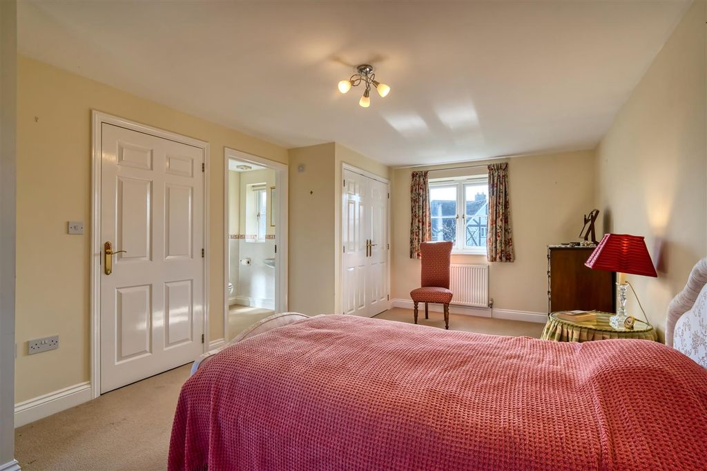 Property photo 3 of 9 Main Bedroom