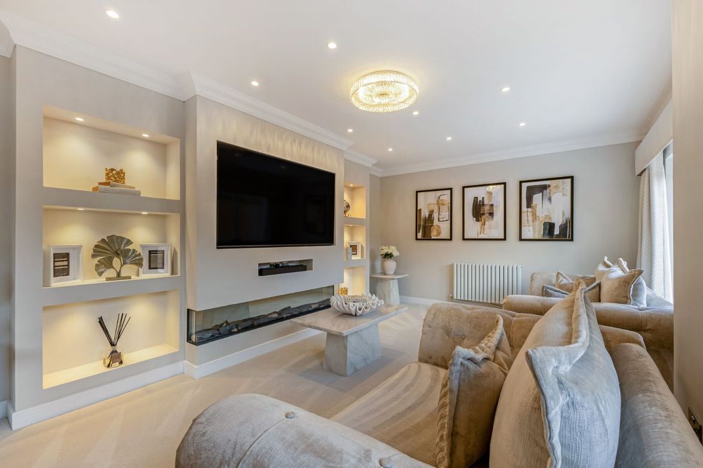 Property photo 3 of 14 Sitting Room