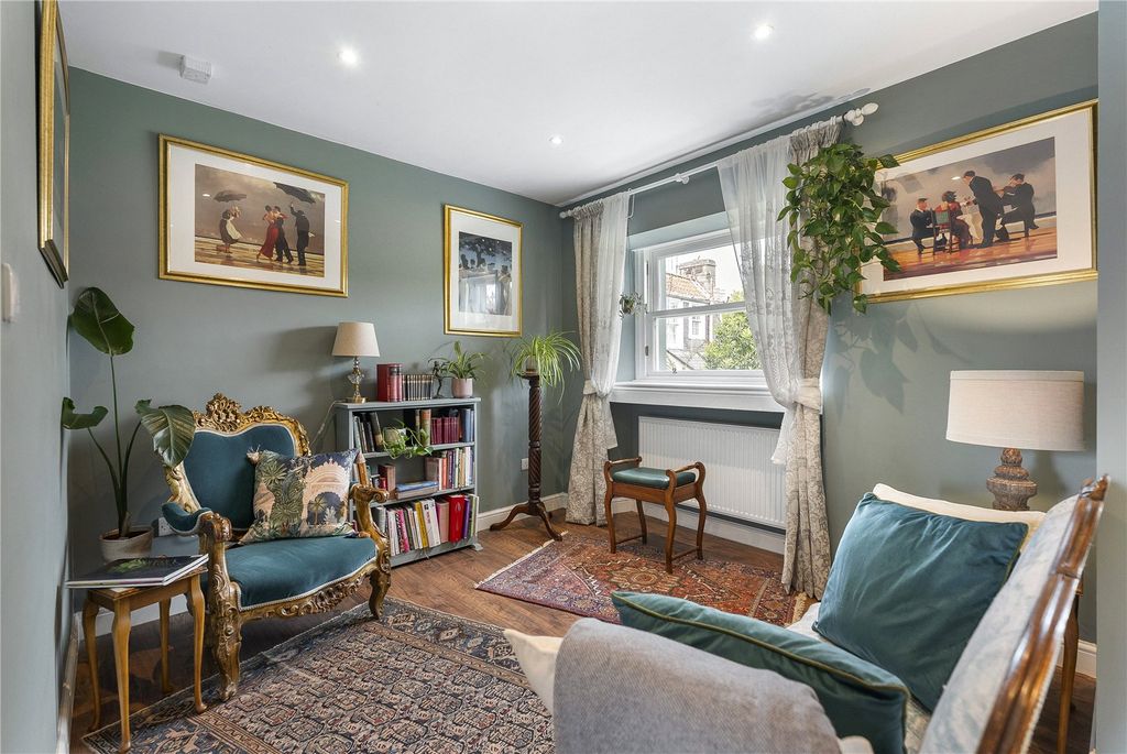 Property photo 2 of 28 High Street