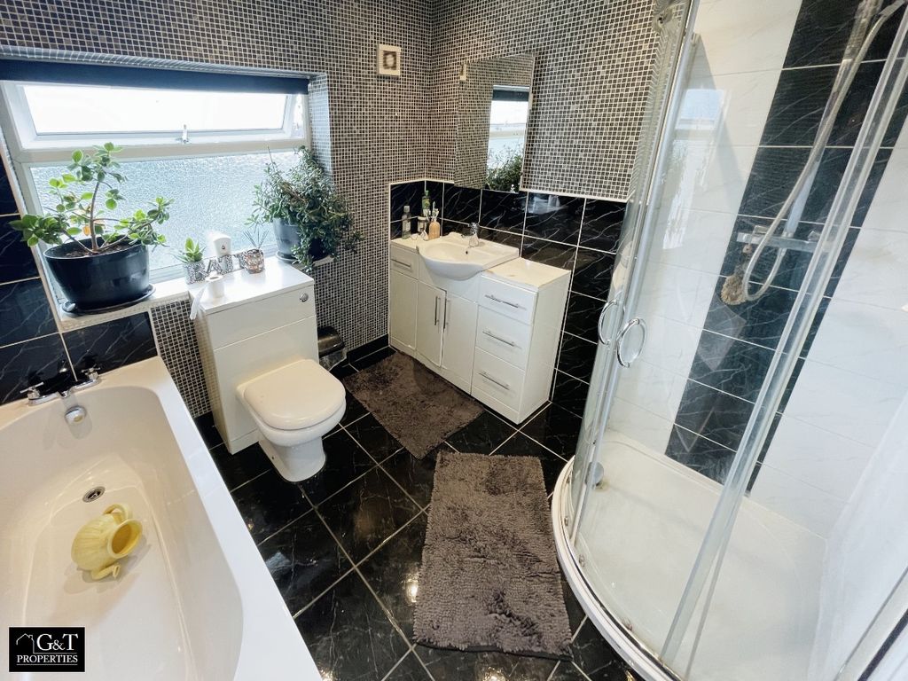 Property photo 3 of 24 Family Bathroom