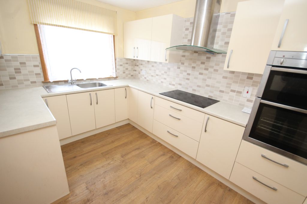 Property photo 3 of 9 Kitchen