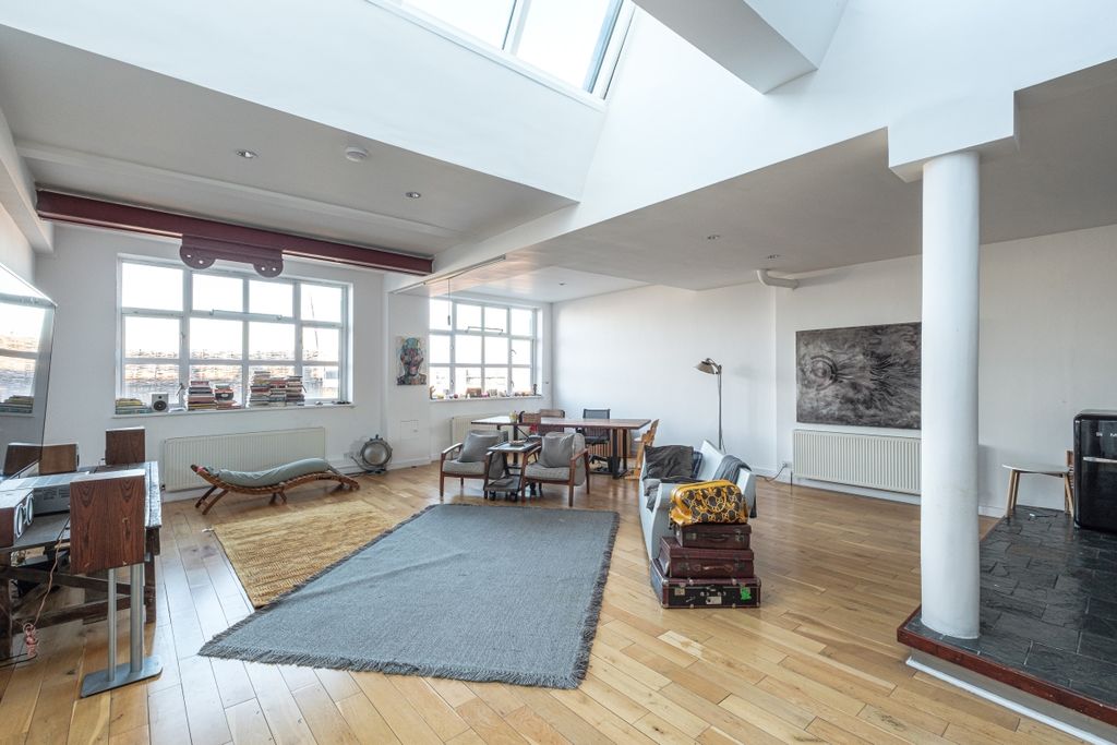 Property photo 2 of 14 Shepherdess Walk