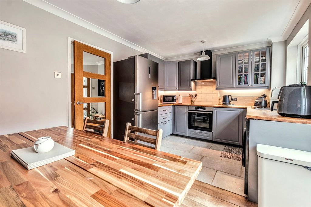 Property photo 2 of 23 Kitchen / Diner