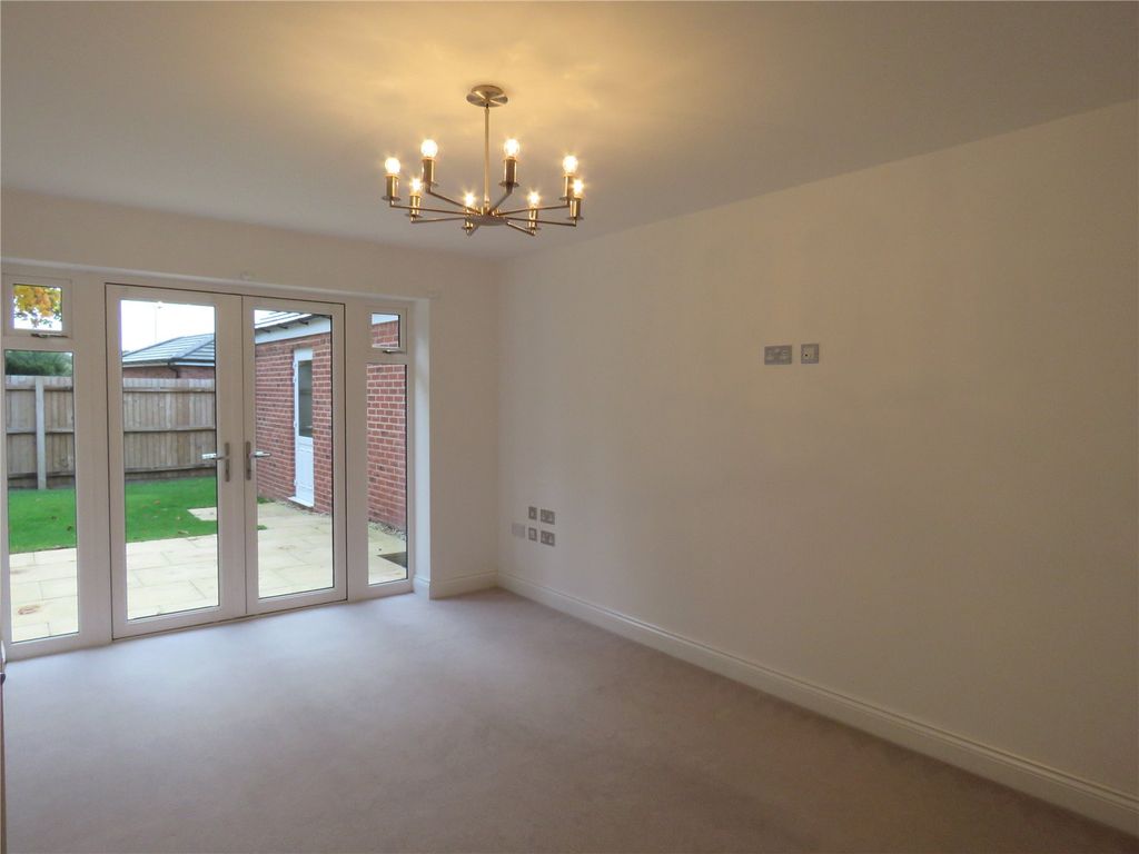 Property photo 3 of 14 Lounge