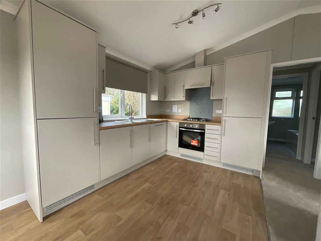 Property photo 3 of 7 Kitchen