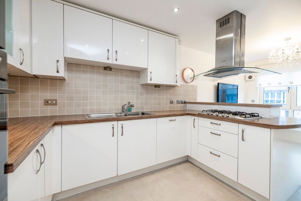 Property photo 2 of 28