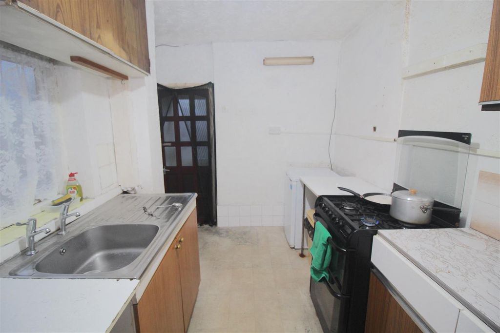 Property photo 3 of 8 Kitchen