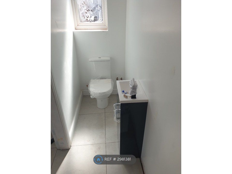 Property photo 2 of 5 Toilet