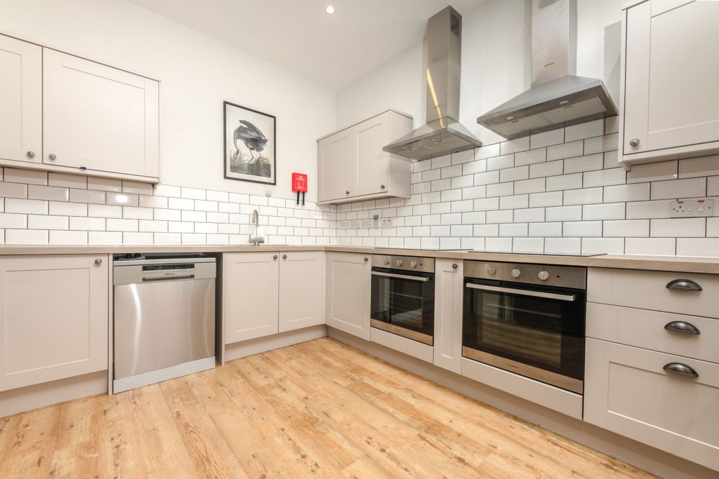 Property photo 2 of 14 Flat 1, 124 Walter Road Kitchen 1