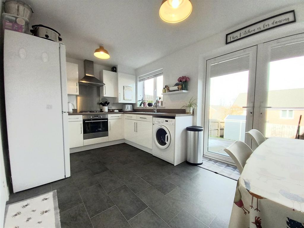 Property photo 3 of 11 8dc Kd.Jpg