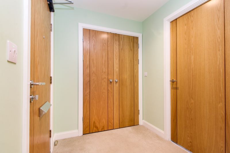 Property photo 2 of 18 Entrance Hall