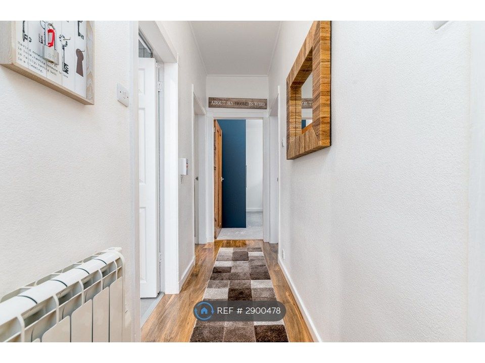 Property photo 3 of 18 Entrance Hallway