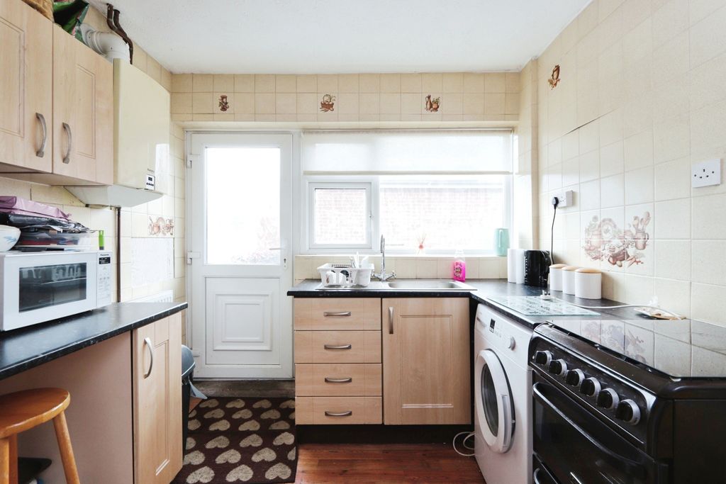 Property photo 3 of 19 Kitchen