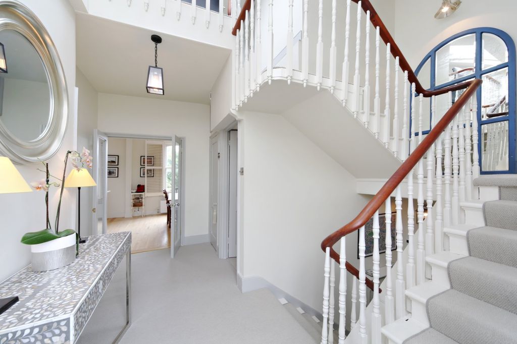 Property photo 1 of 8 Entrance Hall