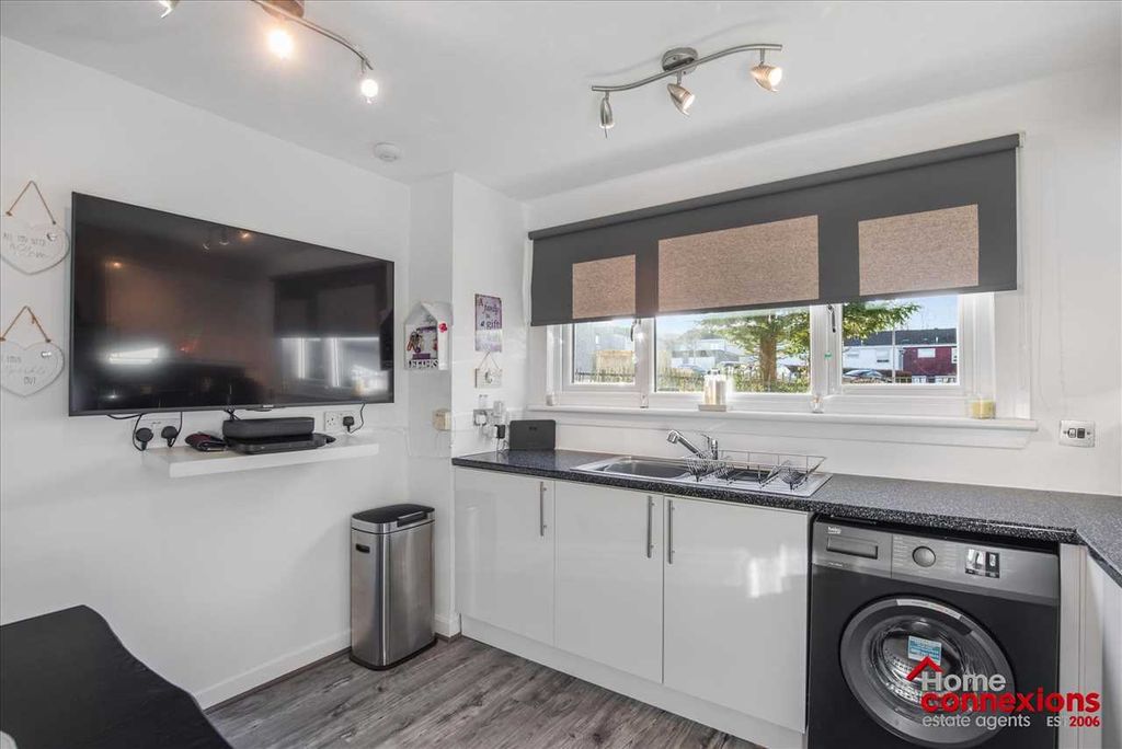 Property photo 3 of 25 Kitchen Dining (2)