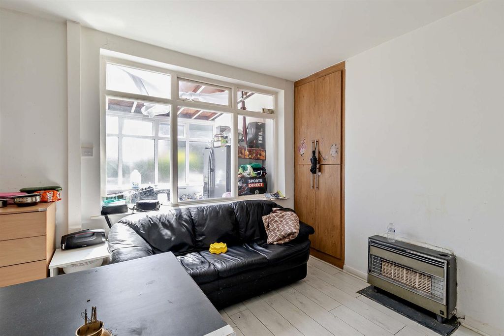 Property photo 2 of 12 8655308-Interior12-800.Jpg