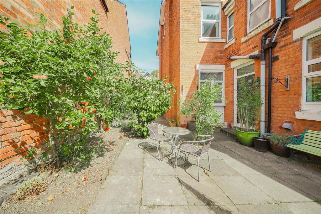 Property photo 3 of 28 Garden