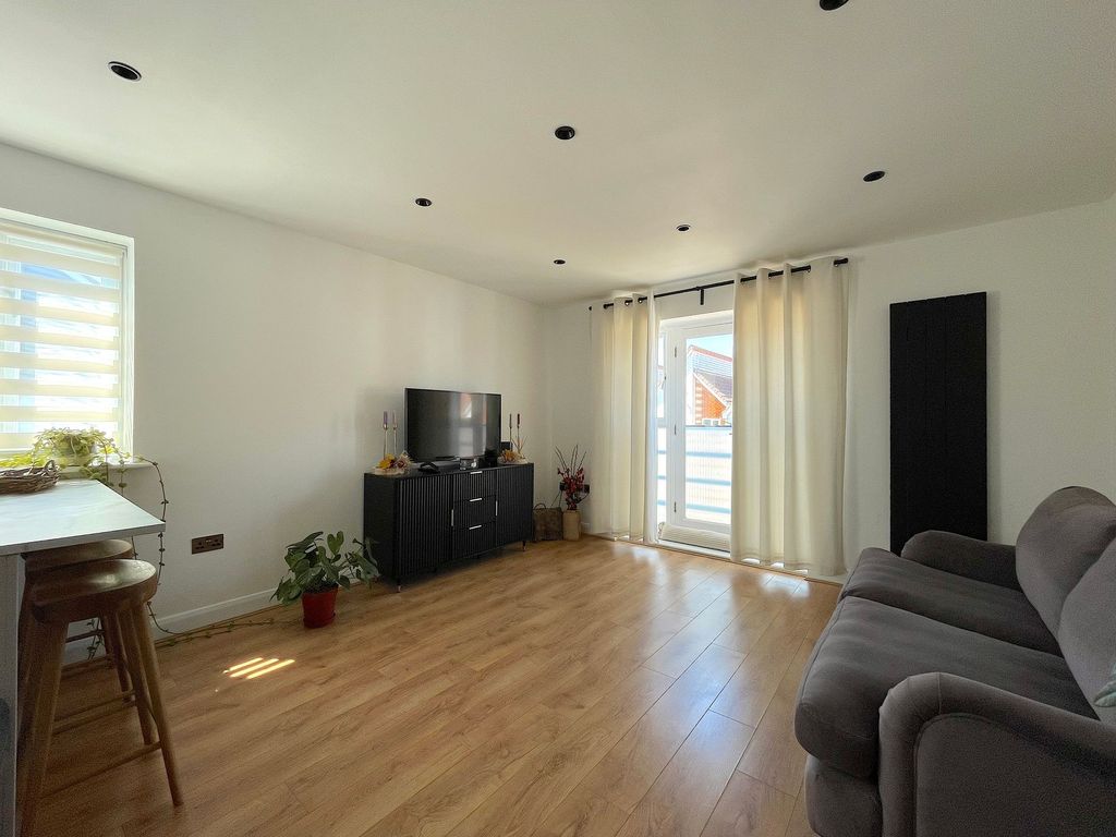 Property photo 3 of 17 Living Room/Dining Room/Kitchen (5)
